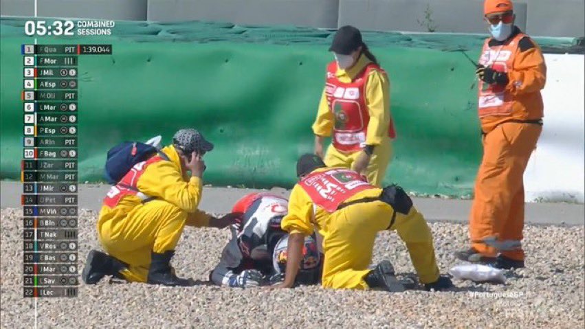 El piloto Jorge Martín es atendido después de caer durante el GP de Portugal. (Foto Redes).