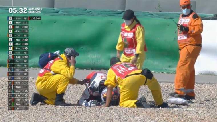 El piloto Jorge Martín es atendido después de caer durante el GP de Portugal. (Foto Redes).