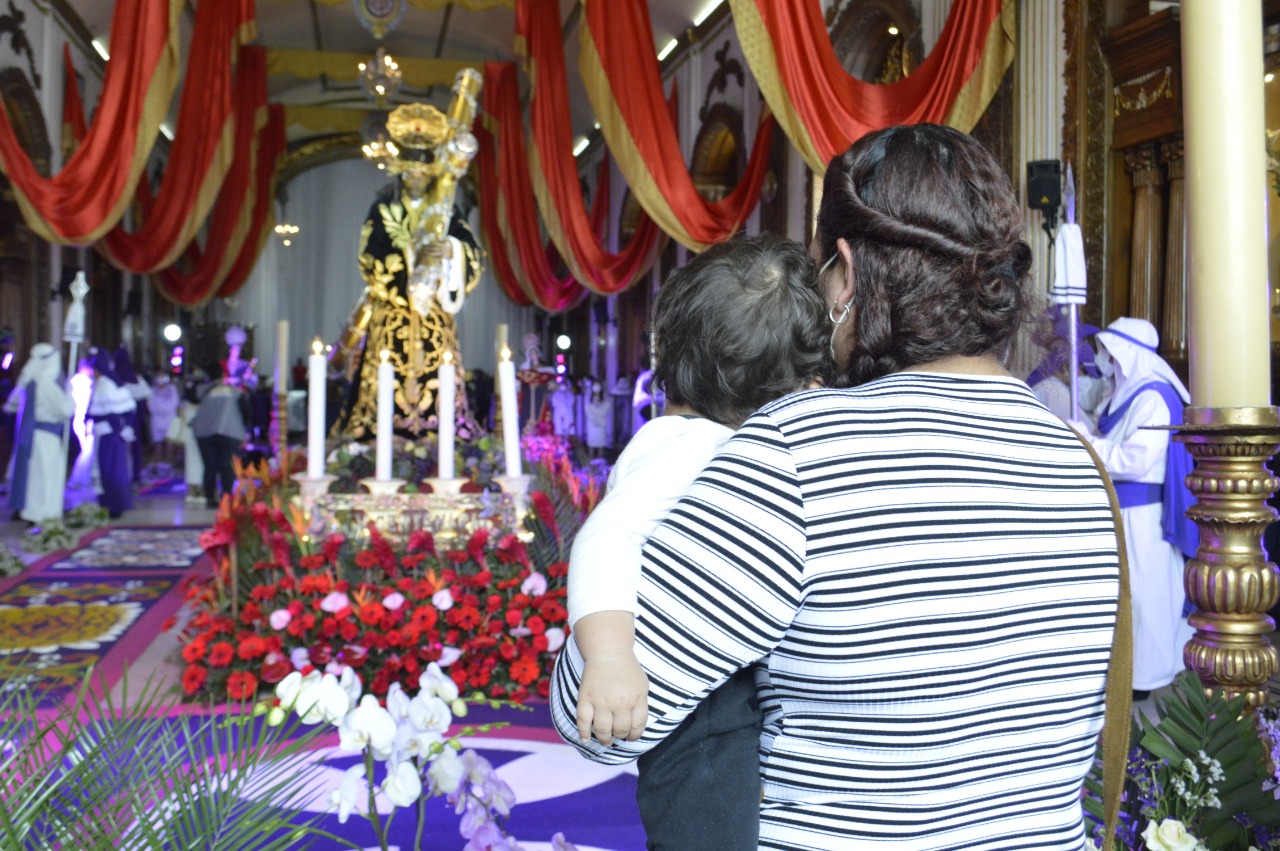 MIles de personas acudieron este Jueves Santo a la Parroquia Nuestra Señora de Candelaria. (Foto Prensa Libre: María René Barrientos)