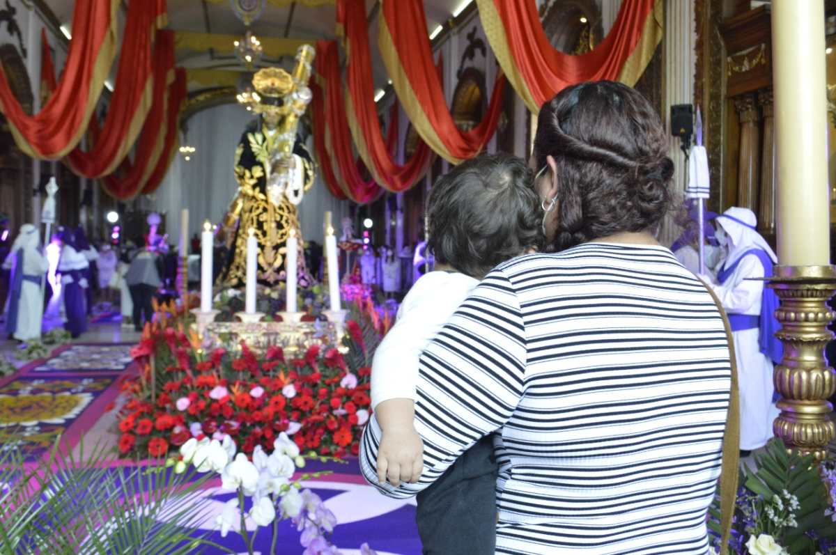 Miles de devotos católicos acuden a la velación de Jesús Nazareno de Candelaria