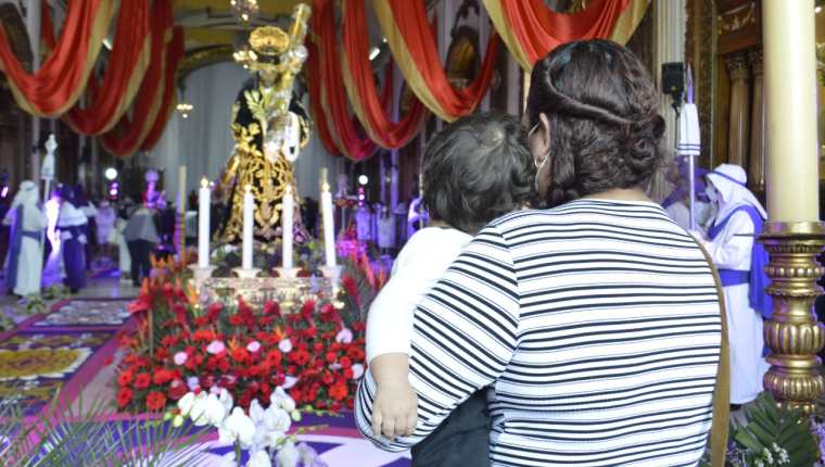MIles de personas acudieron este Jueves Santo a la Parroquia Nuestra Señora de Candelaria. (Foto Prensa Libre: María René Barrientos)