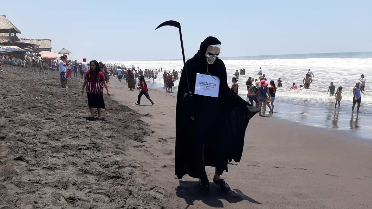 “La Muerte” llega a las playas abarrotadas de Retalhuleu para dar un fuerte mensaje