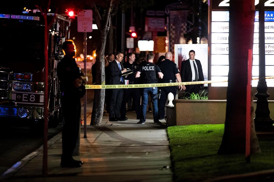 La Policía monta guardia mientras agentes vestidos de civil llegan fuera de un complejo de oficinas tras un tiroteo masivo en Orange, California, Estados Unidos. (Foto Prensa Libre: EFE)