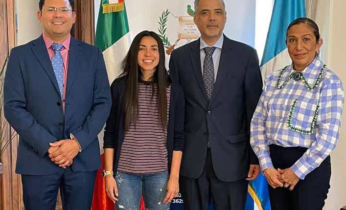 Ana Lucía Martínez comparte con el equipo de trabajo de la embajada de Guatemala en Italia. (Foto Ana Lucía Martínez).