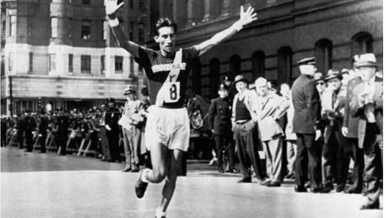 Doroteo Guamuch Flores en el momento que ingresa a la meta en Boston, en 1952. Foto Prensa Libre: Hemeroteca PL.