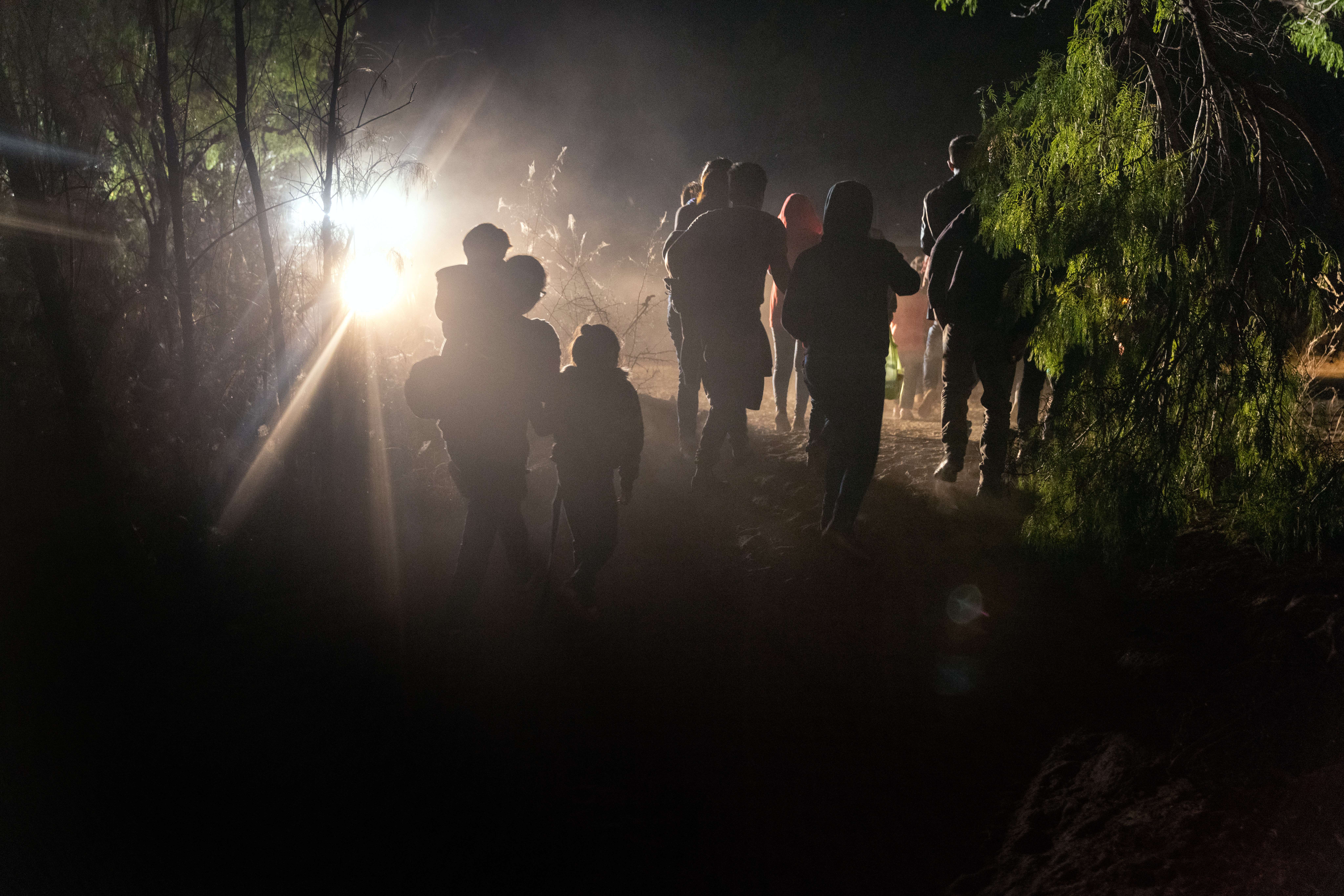 Migrantes caminan hacia los vehículos de la Patrulla Fronteriza de los Estados Unidos después de cruzar la frontera entre Estados Unidos. (Foto Prensa Libre: AFP)
