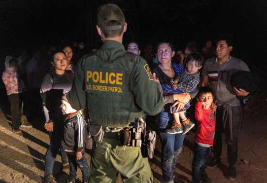 Los migrantes esperan a que un agente de la Patrulla Fronteriza de los EE. UU. los lleve desde la orilla del Río Bravo después de cruzar la frontera entre los EE. UU. y México en Roma, Texas. (Foto Prensa Libre: AFP)