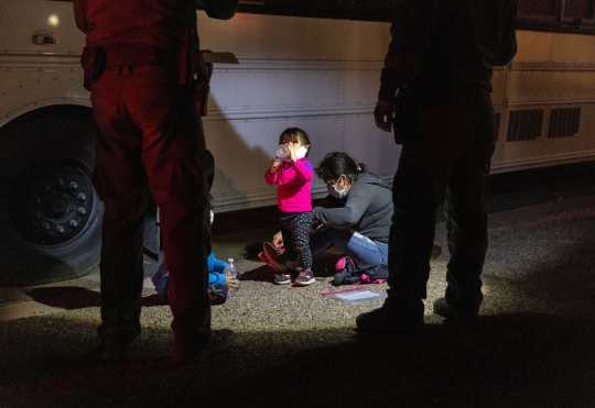 La migrante guatemalteca Yamari Yaneli, espera con su familia a que los agentes de la Patrulla Fronteriza de los Estados Unidos la transporten a un centro de procesamiento en Roma, Texas. (Foto Prensa Libre: AFP)