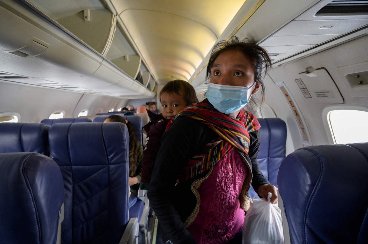 Filomena y su hijo Damián vuelan para reencontrarse con sus padres. (Foto: AFP)