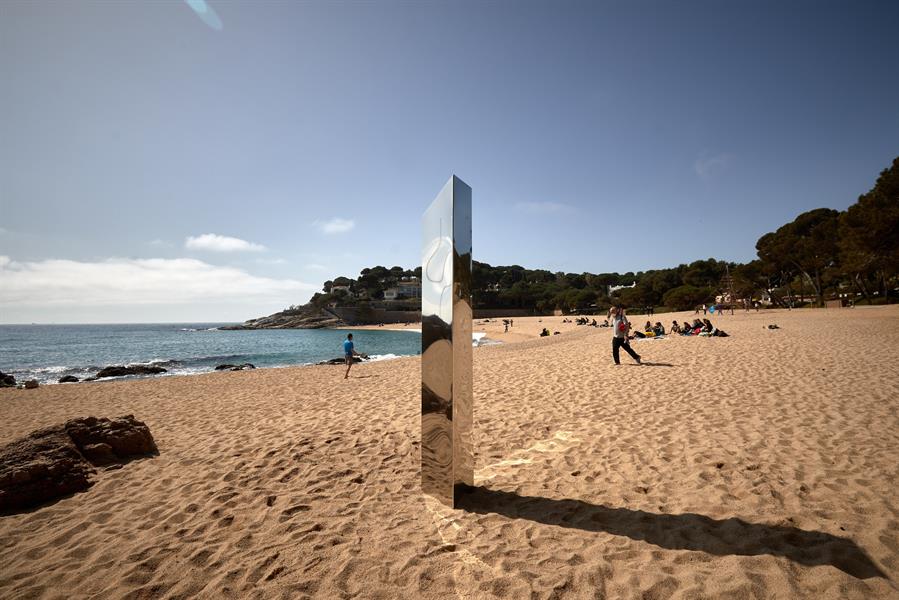 El monolito metálico el día de su aparición en la playa de Sa Conca del municipio de Castell-Platja d'Aro (Girona), en plena Costa Brava. (Foto Prensa Libre: EFE)