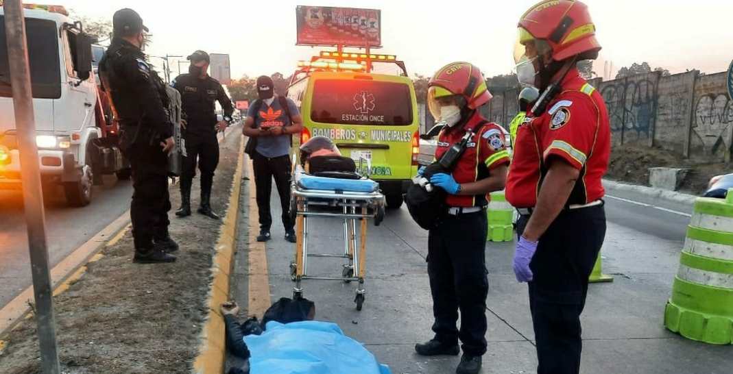 Un hombre murió en un accidente de tránsito. (Foto Prensa Libre: Bomberos Municipales) 