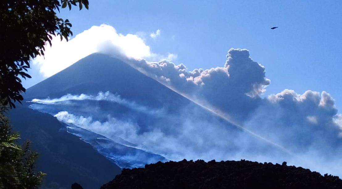 El Insivumeh advierte del riesgo de acercarse al coloso o a los flujos de lava. (Foto: Conred)