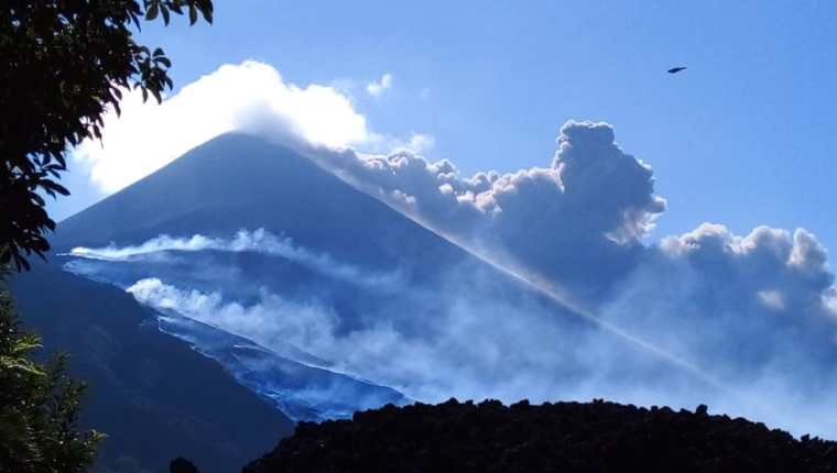 El Insivumeh advierte del riesgo de acercarse al coloso o a los flujos de lava. (Foto: Conred)