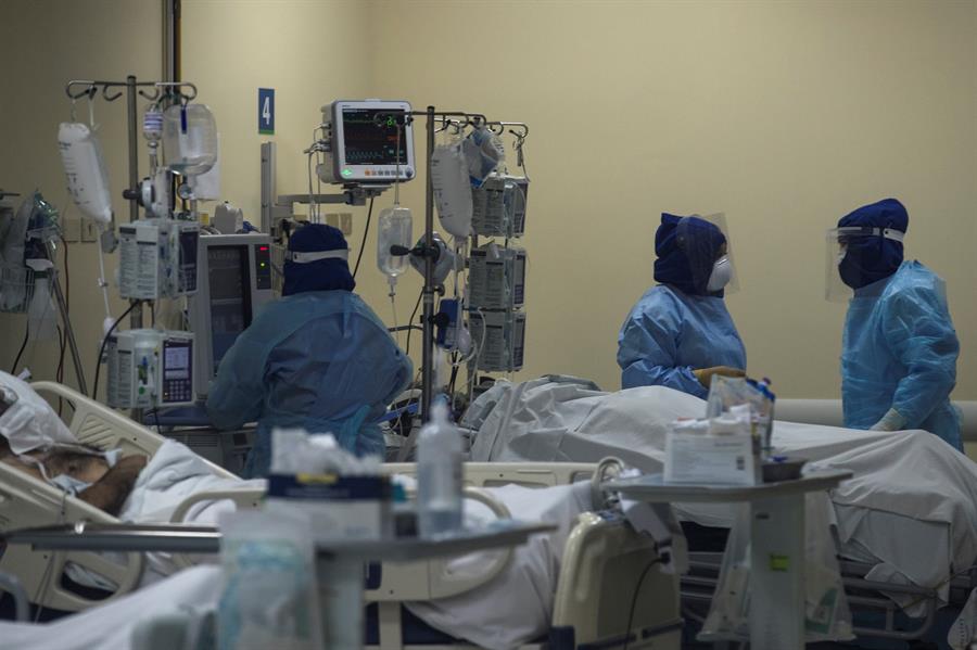 Un paciente con covid-19 fue supuestamente asesinado en un hospital de Atenas por su compañero de habitación. (Foto Prensa Libre: EFE)