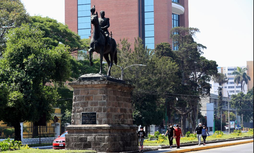 Más de 40 monumentos se encuentran entre la Avenida Reforma y Las Américas.  (Foto Prensa Libre: Elmer Vargas).