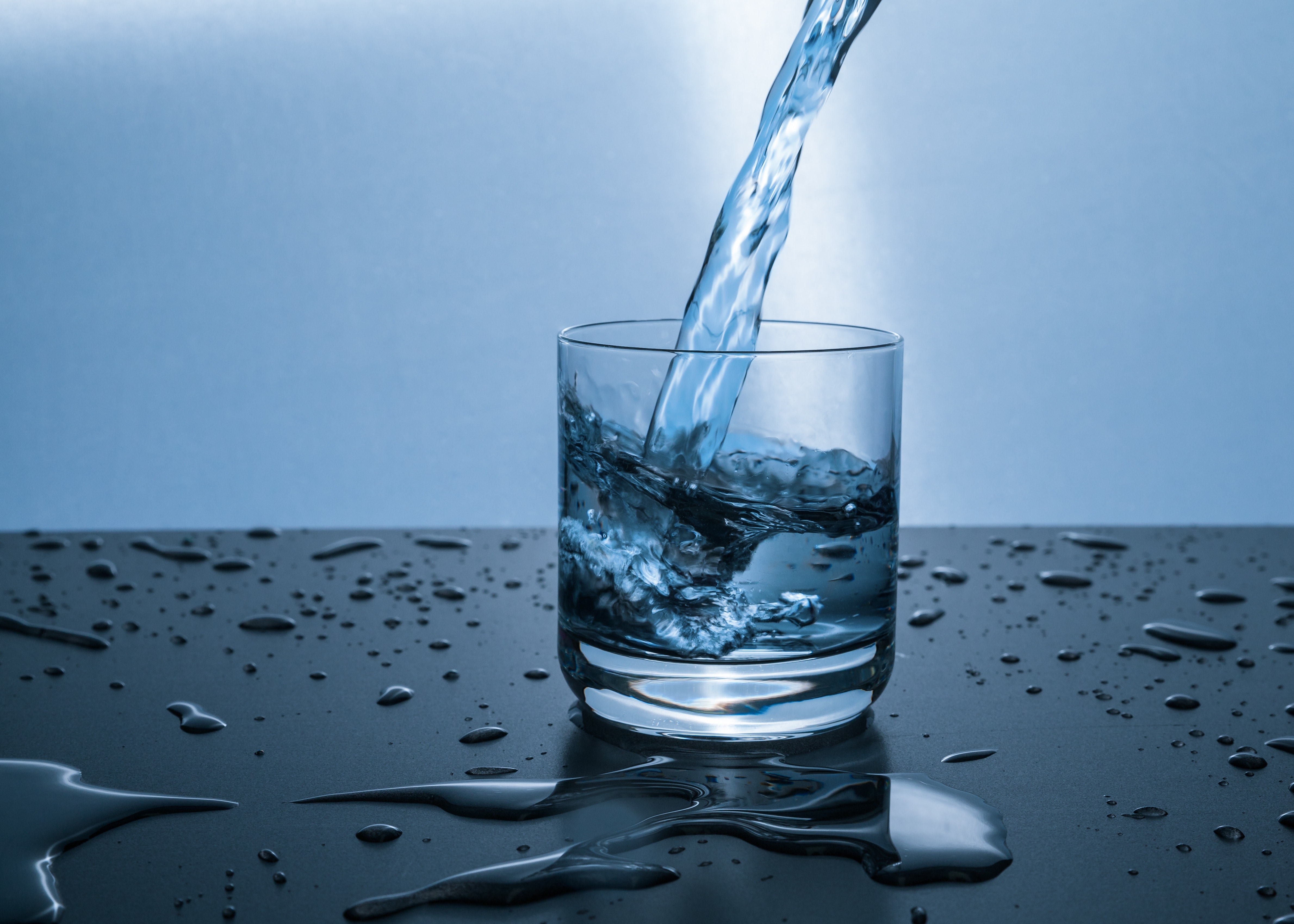 El líquido es importante para la limpieza interior del organismo.  Es beneficioso tomar bebidas sin azúcar o con poca cantidad de ella, o bien evitar que tenga otros químicos que afecten su función de limpieza. 
 (Foto Prensa Libre: Pexels/Pixabay).