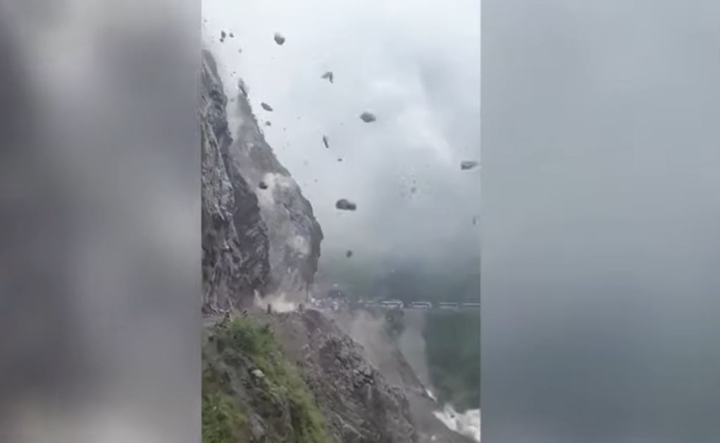 Un video que fue captado en  Srinagar, India, en donde se ve el momento exacto en que una lluvia de rocas de gran tamaño se desprenden de una montaña y destruyen una carretera. (Foto Prensa Libre: captura de Youtube)