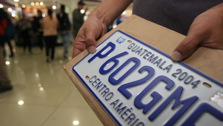 Las licitaciones para placas metálicas para vehículos terrestres han tenido varios cambios y tropiezos en los últimos años. (Foto, Prensa Libre: Hemeroteca PL).