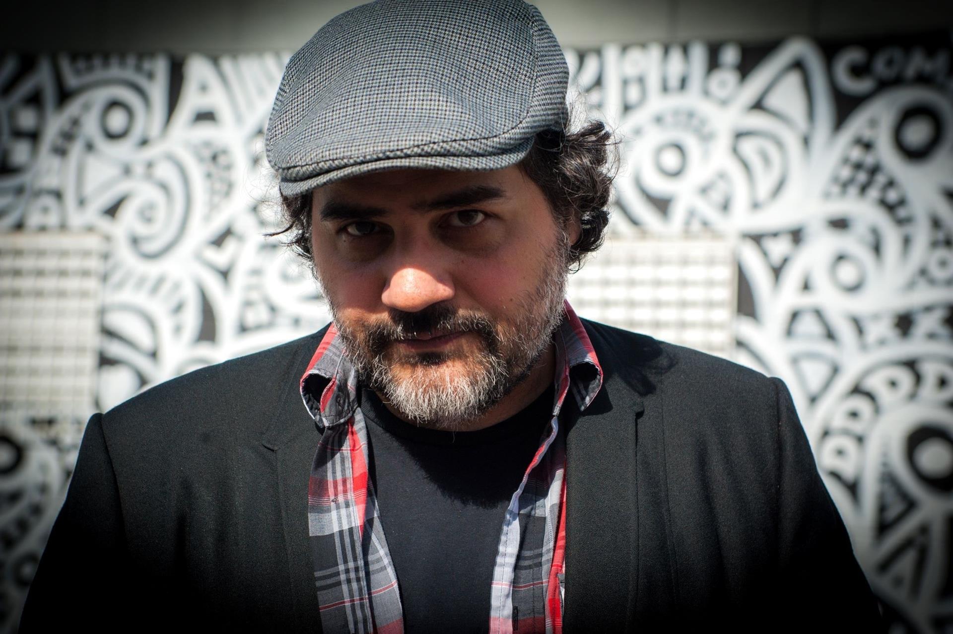 Hernán Vera Álvarez, narrador y dibujante argentino radicado en EE. UU., es el autor del poema dedicado al covid-19. (Foto Prensa Libre: EFE)