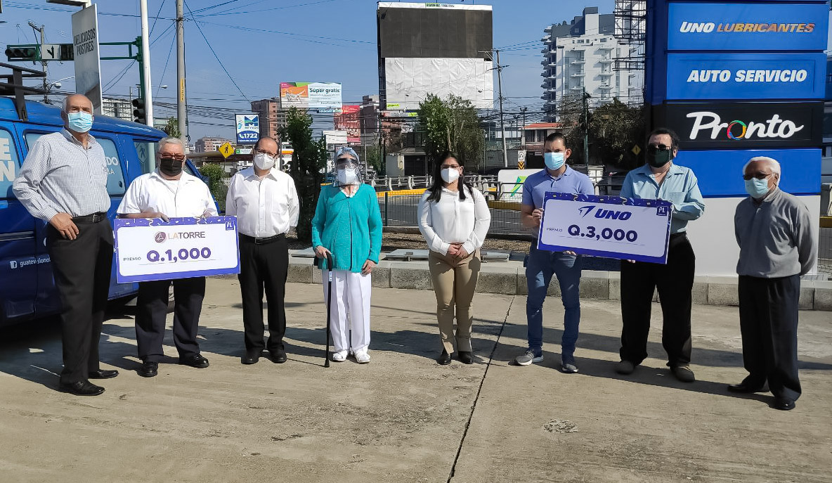 Se realizó la entrega de los vales de combustible Uno y de Supermercados la Torre de la promoción  Estar Informado, es poder decidir y poder ganar. Foto Prensa Libre: Javier López Herrera