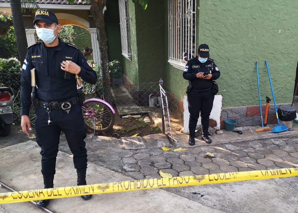 Escena del crimen en cantón Los Patos, zona 4 de Retalhuleu, en donde un hombre murió y su esposa quedó herida luego de una disputa de pareja. (Foto Prensa Libre: Victoria Ruiz)