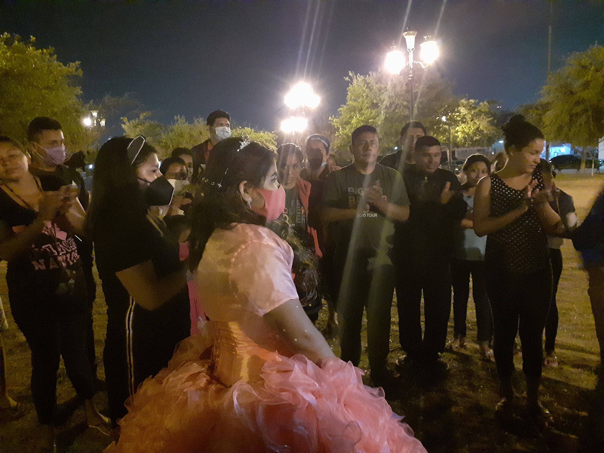 Nancy Ortiz llevó un poco de felicidad para migrantes que pasan penas a la espera de una respuesta a su solicitud de asilo a Estados Unidos. (Foto: Ari Falcon)