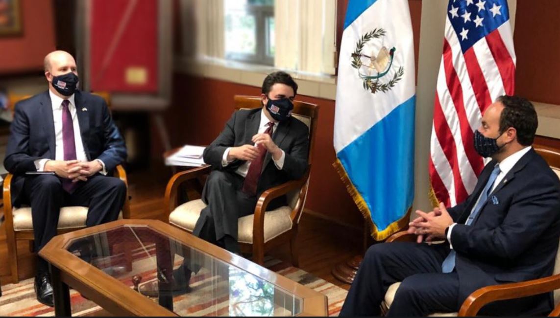 El enviado especial de EE. UU. para el Triángulo Norte, Ricardo Zuñiga, sostiene una reunión con el canciller Pedro Brolo. (Foto Prensa Libre cortesía: Minex)