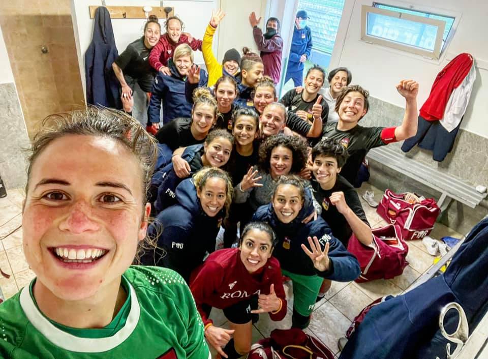 Las jugadoras de la Roma CF durante el selfie de la victoria, luego de superar al Perugia. (Foto Roma CF).