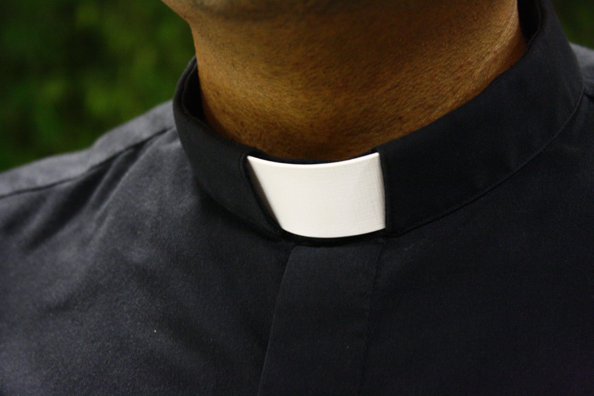Sacerdote italiano anuncia en plena misa que se enamoró.  (Foto Prensa Libre: Pixabay)