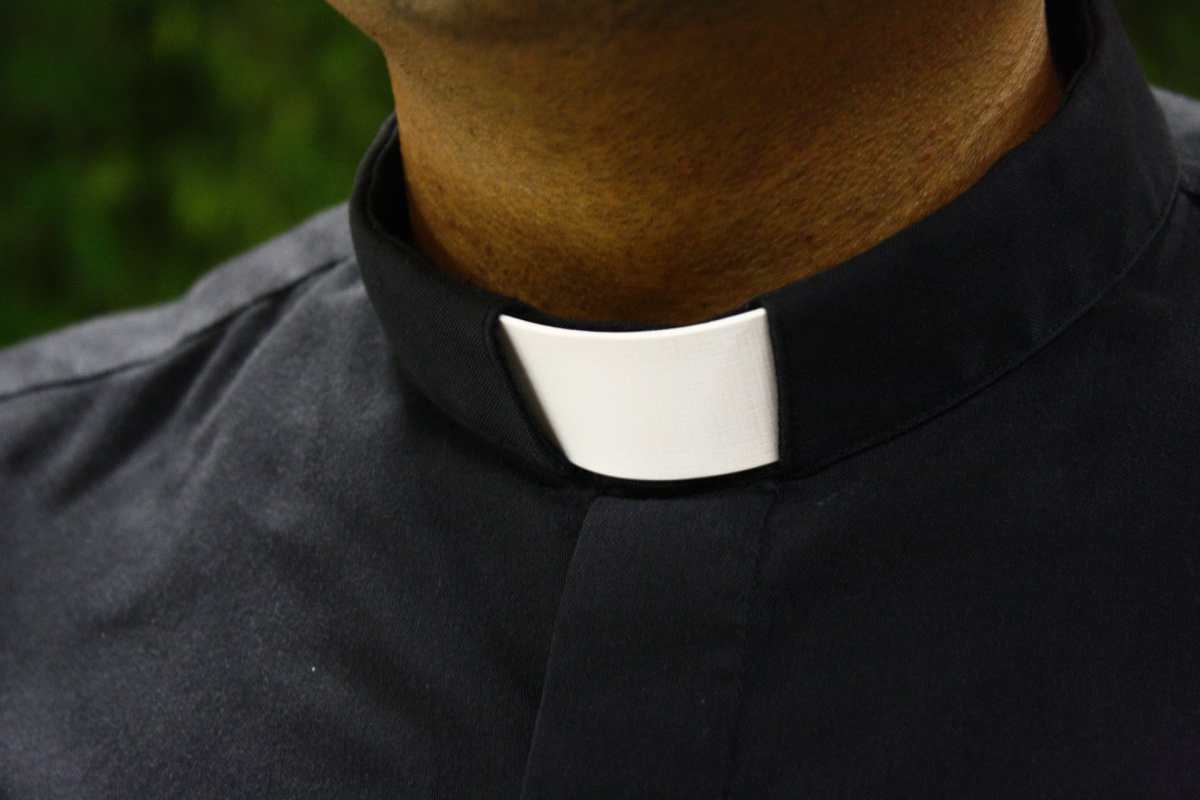 Sacerdote italiano anuncia en plena misa que se enamoró y que abandonará la sotana