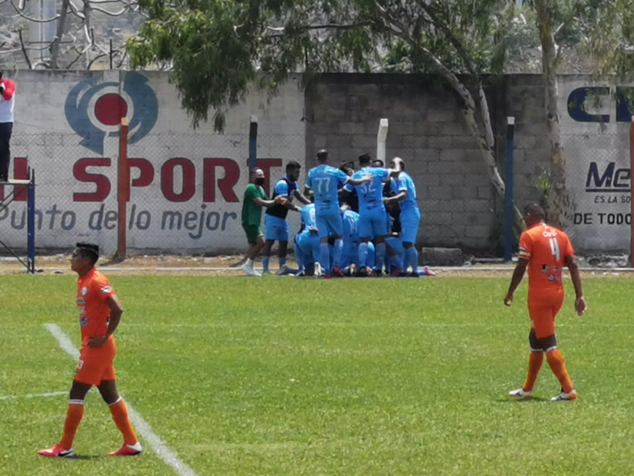 Los jugadores de Sanarate festejan uno de los goles contra Achuapa en el partido de la jornada 10. (Foto AndresNadf).