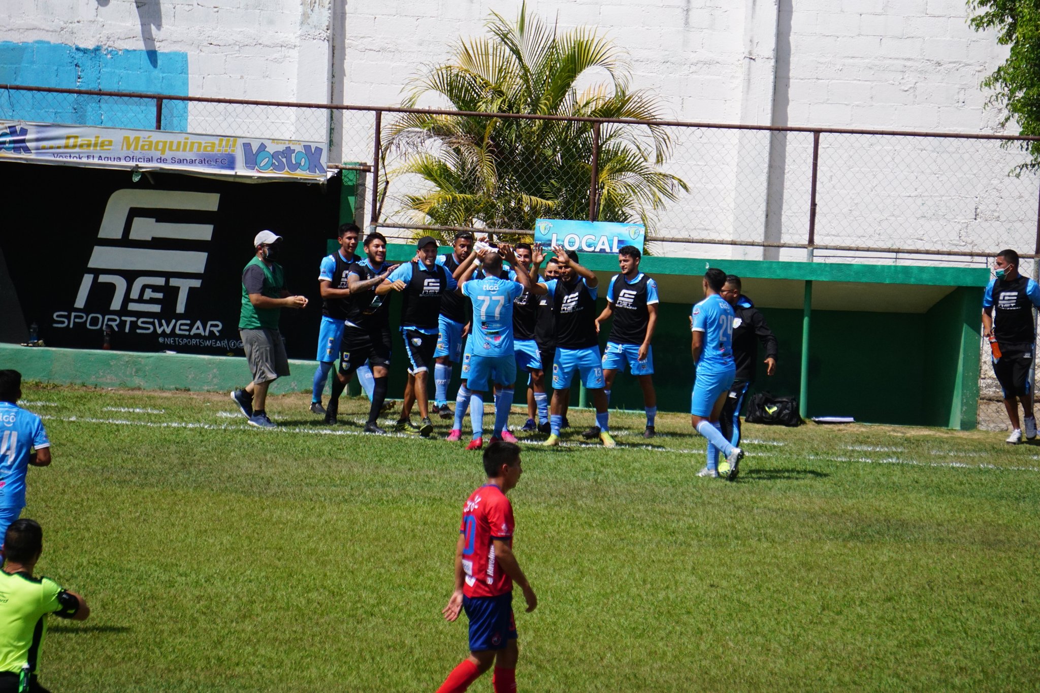 Los jugadores de Sanarate festejan uno de los goles contra Municipal. (Foto AndresNadf).