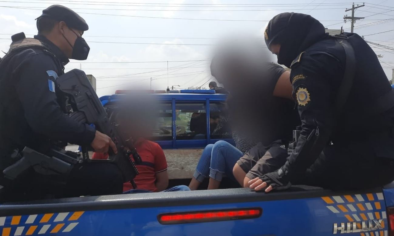 Cuatro hombres y una mujer que supuestamente habían secuestrado a una mujer en Ciudad Quetzal, fueron detenidos por la PNC. (Foto Prensa Libre: PNC)