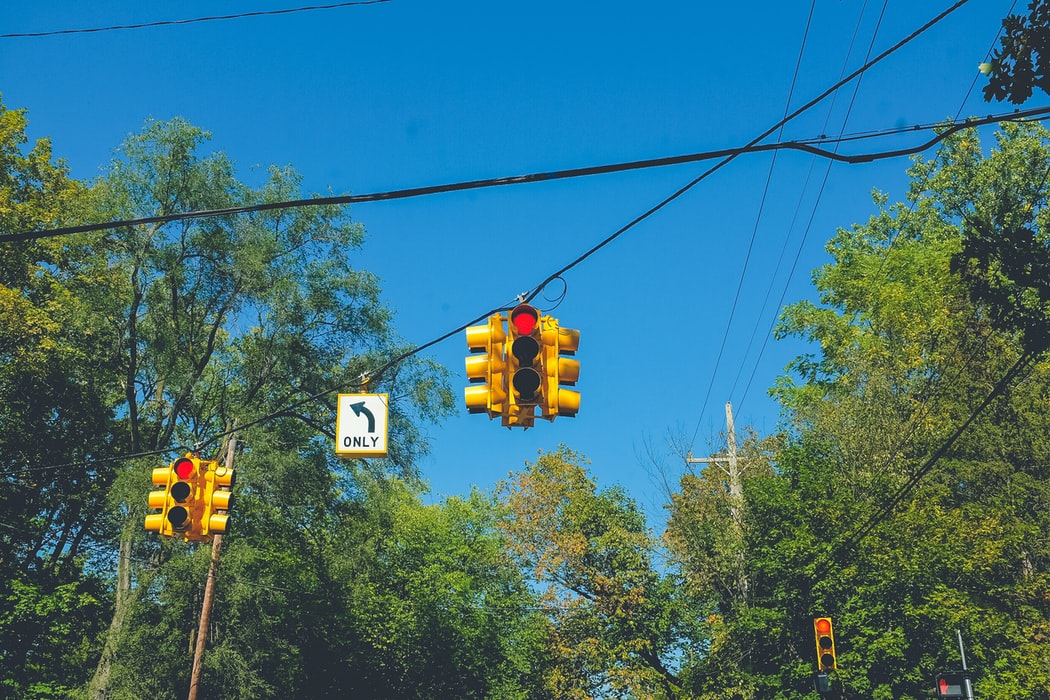 Efecto resaca: ver el teléfono durante el semáforo en rojo puede ser causa de accidentes