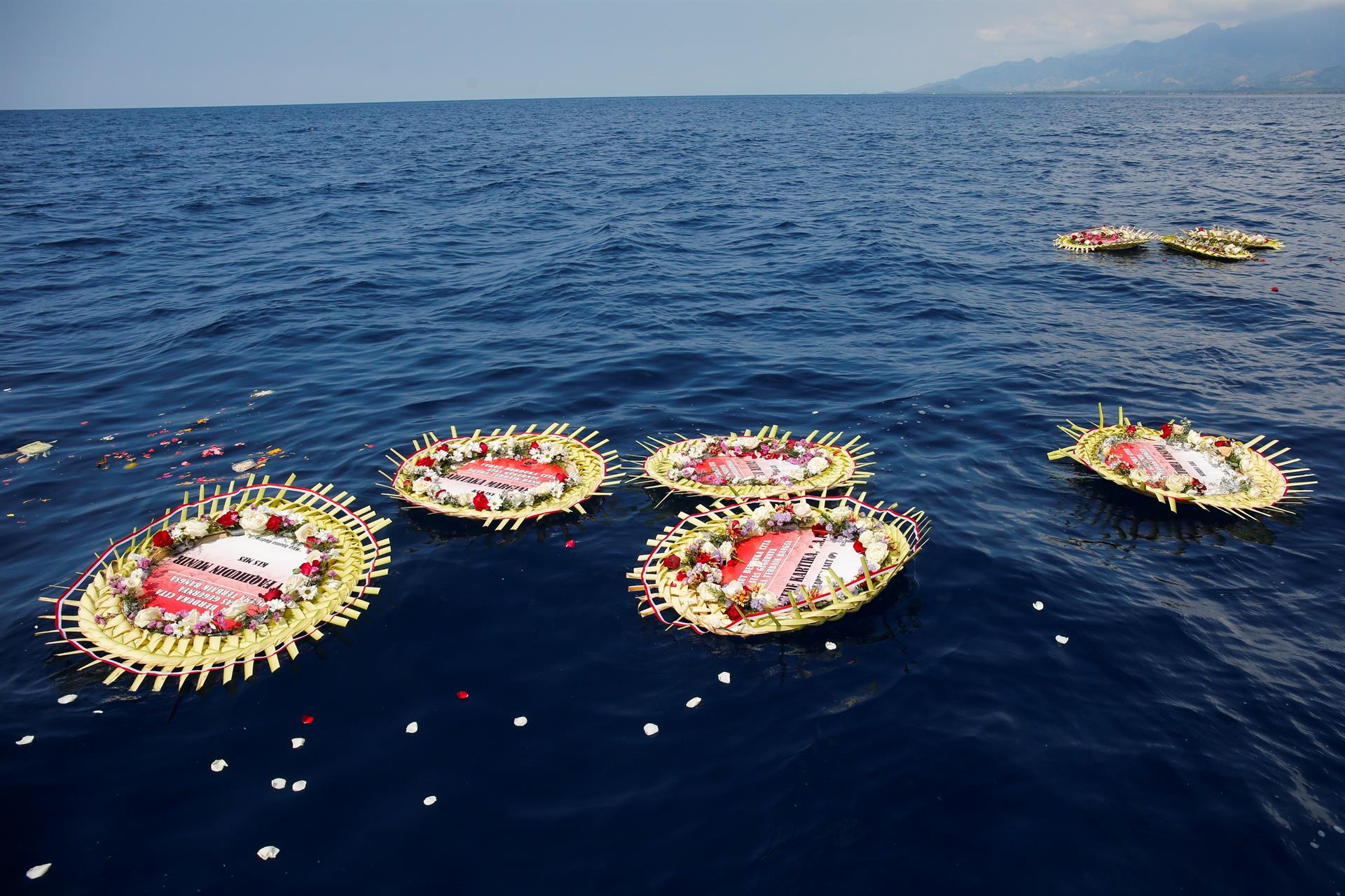 Coronas de flores con los nombres de la tripulación del submarino de la Armada indonesia KRI Nanggala que se hundió con 53 personas a bordo. (Foto Prensa Libre: EFE)