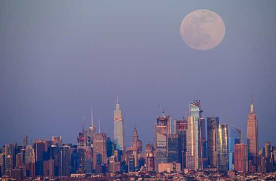 La superluna se eleva sobre el horizonte de Manhattan, EE. UU. (Foto Prensa Libre: AFP)
