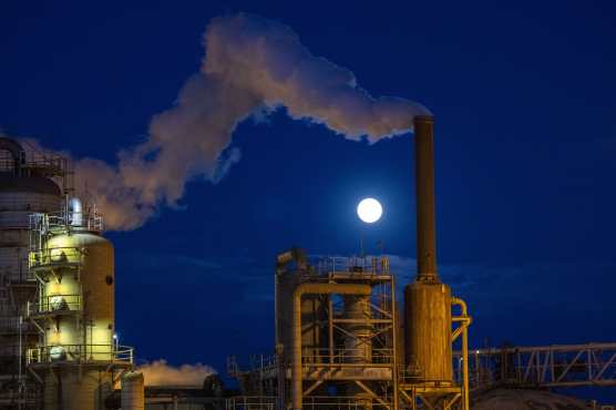 La luna llena se eleva cuando un fuerte viento sopla vapor que escapa de la instalación geotérmica Leathers, una planta de energía que aprovecha el calor subterráneo profundo cerca del Mar Salton en el extremo sur de la falla de San Andrés, cerca de Calipatria, California. (Foto Prensa Libre: AFP)