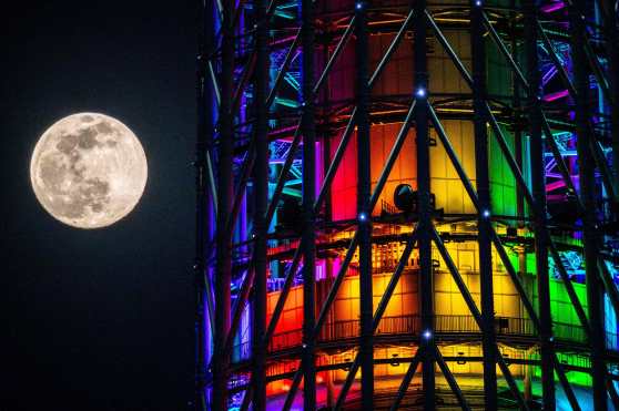 La luna se ve junto al Tokyo Skytree en Tokio. (Foto Prensa Libre: AFP)