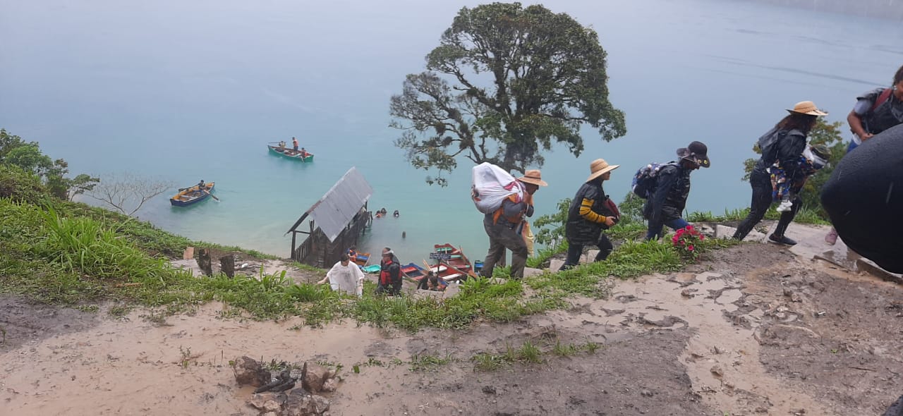 Un grupo de turistas permaneció incomunicado en Laguna Brava, Huehuetenango, debido a las lluvias que dañaron el camino para salir del lugar. (Foto Prensa Libre: Mike Castillo)