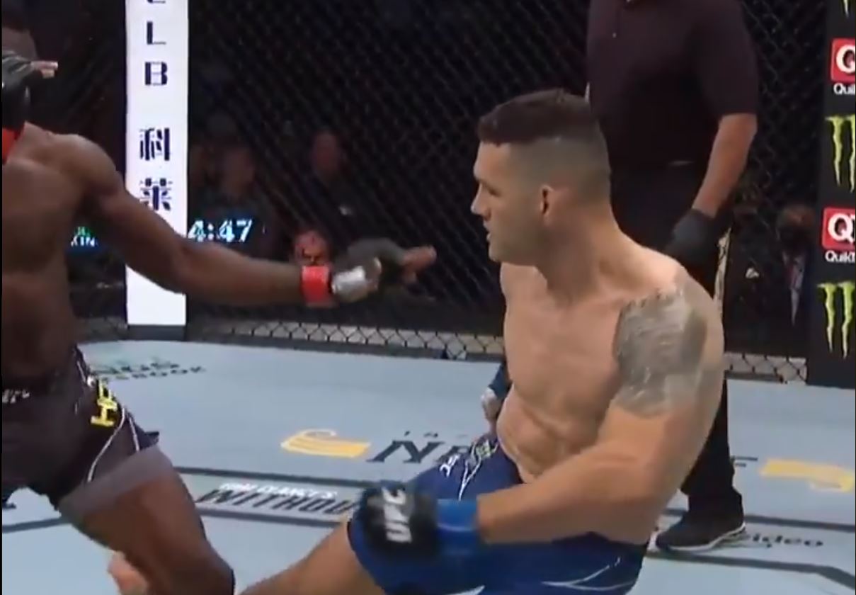 Chris Weidman se fractura la tibia y el peroné durante un combate de UFC en Jacksonville, Florida, Estados Unidos. (Foto Prensa Libre: Captura de pantalla)