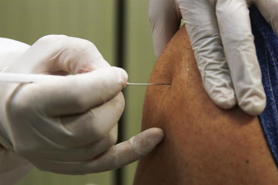 Dos jóvenes en México se disfrazaron y recibieron la vacuna como adultos mayores. (Foto Prensa Libre: EFE)