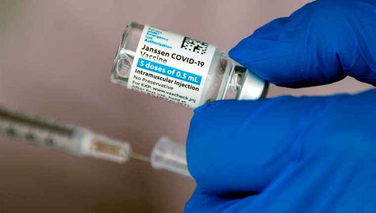La vacuna de  Johnson & Johnson no tiene vínculos con trombos que sufrieron algunos pacientes, señala la FDA de EE. UU.  (Foto Prensa Libre: EFE)