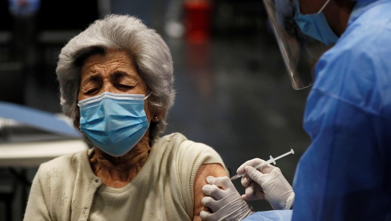 El Cacif presentará un plan de vacunación masivo al Gobierno de Guatemala. (Foto Prensa Libre: EFE)