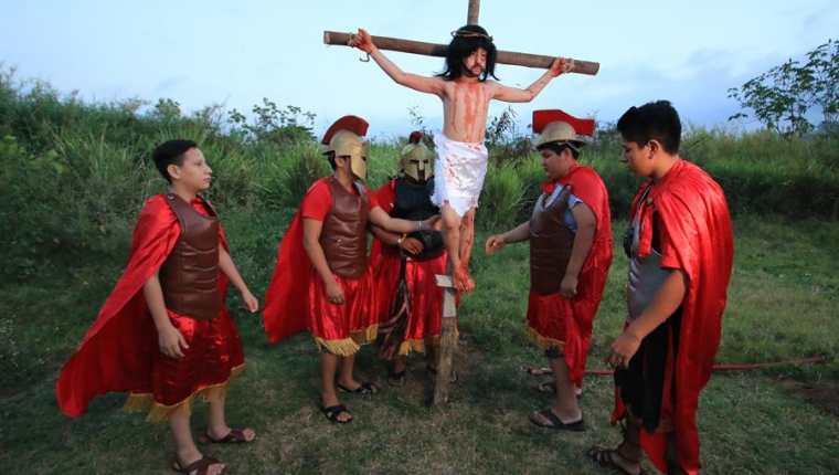 Menores protagonizan la representación de la pasión de Cristo en el municipio de Cárdenas, en el estado de Tabasco, México. (Foto Prensa Libre: EFE)