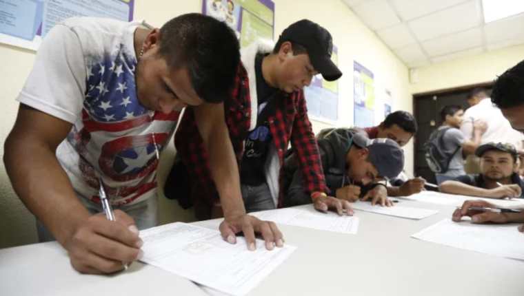 En el 2019 unos 38 mil guatemaltecos llenaron el formulario para optar al programa de migración laboral. (Foto Prensa Libre: Hemeroteca)