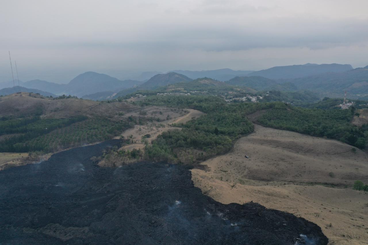 Vista desde dron del avance de la lava del Pacaya y la proximidad de comunidades El Patrocinio y El Rodeo. (Foto: Fernando Cabrera)