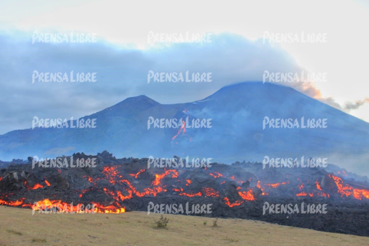 Pobladores de El Patrocinio aseguran que el flujo de lava está muy cerca de las primeras viviendas. (Foto Prensa Libre: Antonio Ixcot)
