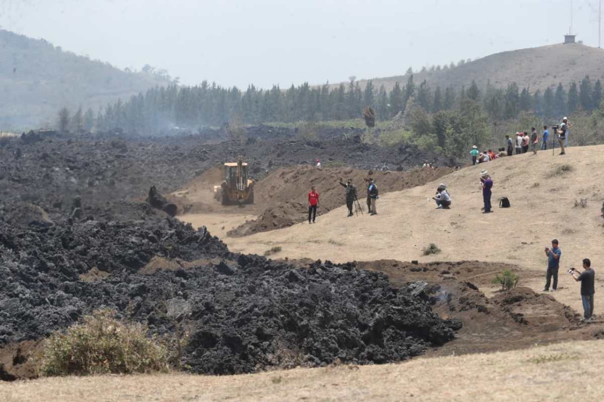 Ejército desvía con maquinaria el flujo de lava del Pacaya, que se acerca a comunidades