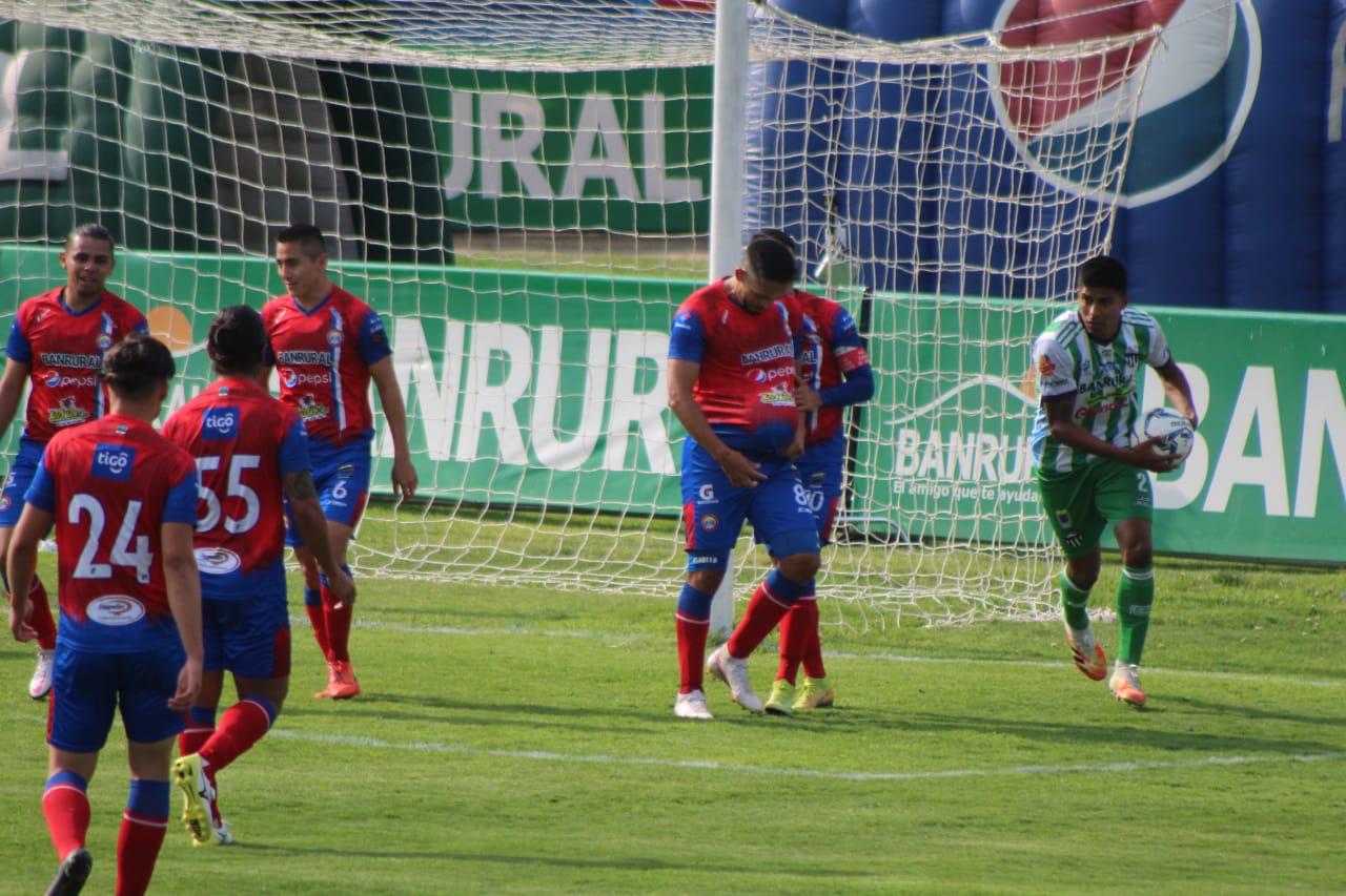 Wilber Pérez festeja su anotación contra Antigua, la cual dedicó a su futuro hijo. (Foto AndresNadf).