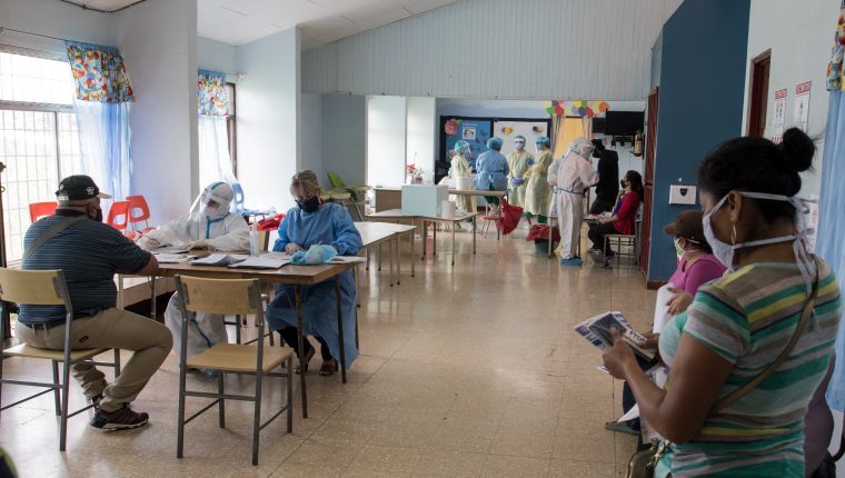 Health workers fill out forms as COVID-19 test are carried out to control the spread of the novel coronavirus, at a health centre in a low-income neighbourhood in San Jose, on June 26, 2020. - The pandemic has killed at least 490,771 people worldwide since it surfaced in China late last year, according to an AFP tally at 1900 GMT on Friday, based on official sources. (Photo by Ezequiel BECERRA / AFP)